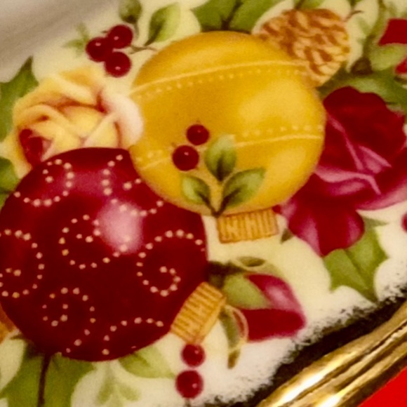 Holiday” Christmas Old Country Roses  4 New Dinner Plates by Royal Albert - Picture 5 of 7